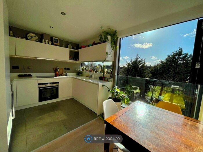 2 Bedroom Flat To Rent In Bromar Road, London, SE5
