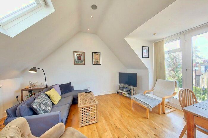 2 Bedroom Flat To Rent In Smiths Yard, London, SW18
