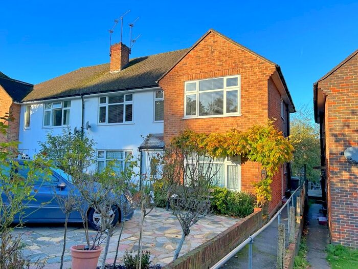 2 Bedroom Maisonette To Rent In Effingham Close, Sutton, SM2