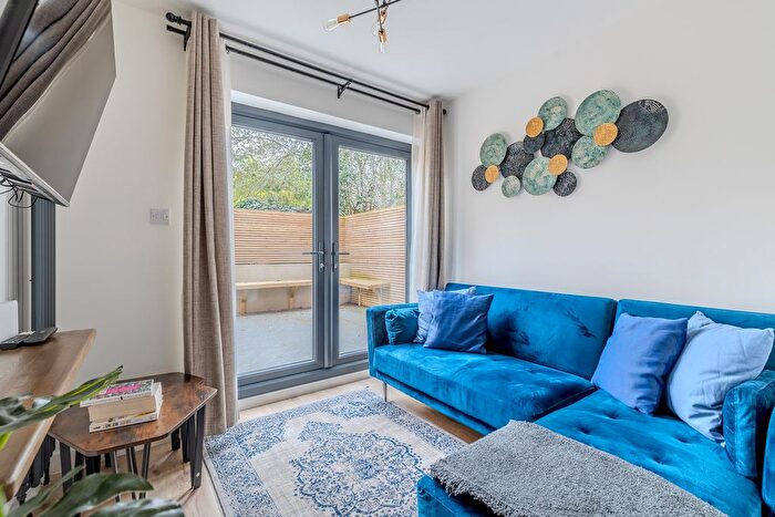 1 Bedroom Flat To Rent In Bartle Road, Notting Hill, W11