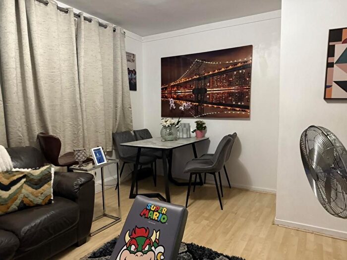 2 Bedroom Flat For Sale In Chinbrook Road, London, SE12