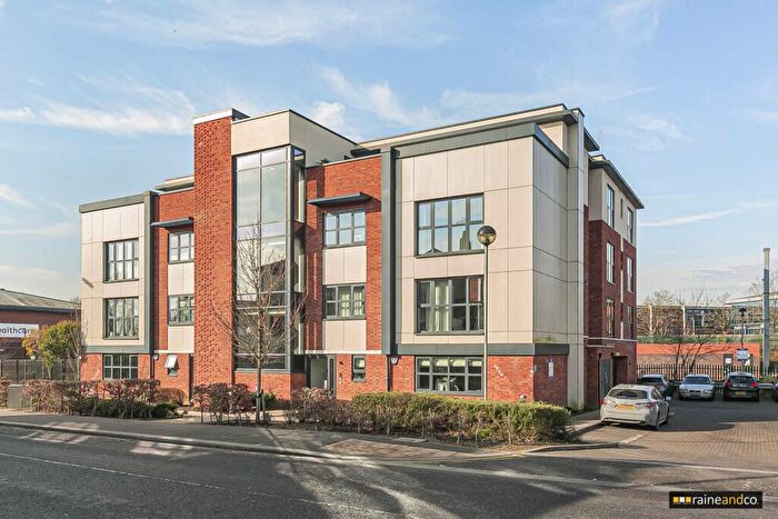 2 Bedroom Flat To Rent In Great North Road, Old Hatfield, AL9