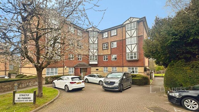 3 Bedroom Flat To Rent In Knights Field, Luton, Bedfordshire, LU2