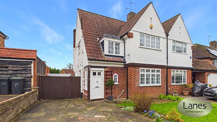 3 Bedroom Semi Detached House For Sale In Cotswold Way, Enfield, EN2