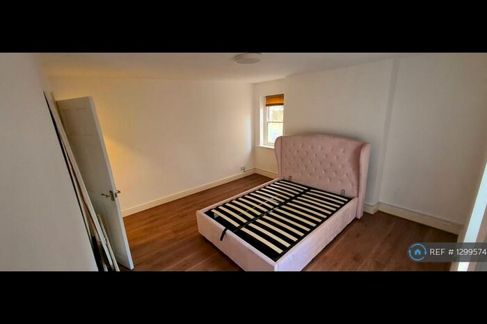 1 Bedroom Flat To Rent In Wykeham Mansions - Rosendale Road, London, SE21