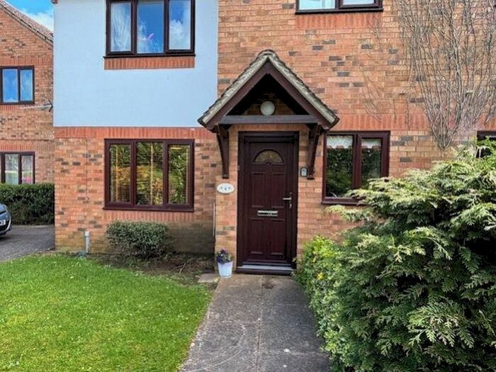 2 Bedroom Flat To Rent In The Larches, Carterton, OX18