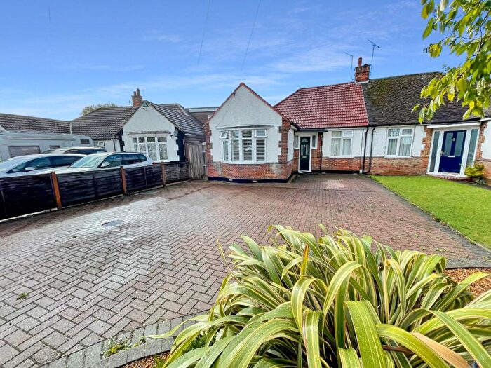4 Bedroom Semi-Detached Bungalow For Sale In Hitchin Road, Luton, Bedfordshire, LU2