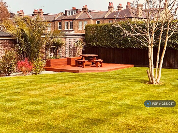 1 Bedroom Flat To Rent In Courtdowns Road, Kent, BR3