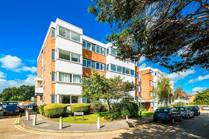 2 Bedroom Apartment For Sale In Trent Court, New Wanstead, E11