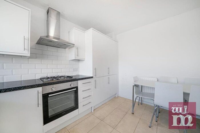 3 Bedroom Flat To Rent In Eric Street, Mile End, London, E3