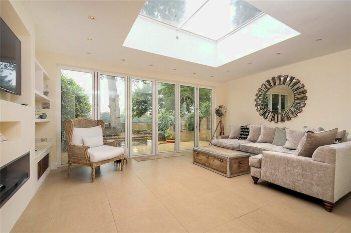 4 Bedroom Mews House To Rent In Blade Mews, Putney, London SW15