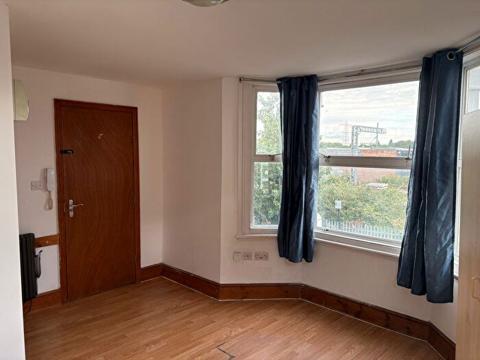 Studio To Rent In Park Avenue Road, London, N17