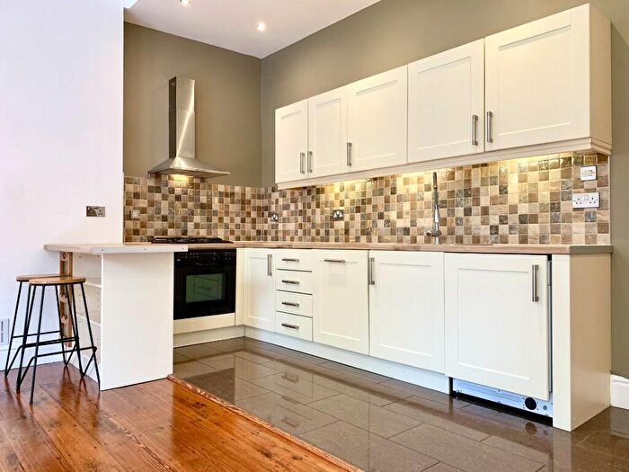 2 Bedroom Flat To Rent In Aigburth Drive, Liverpool, Merseyside, L17