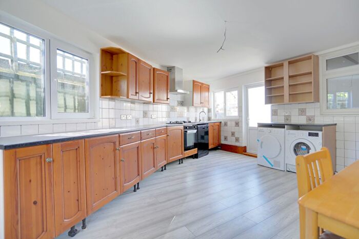 5 Bedroom End Of Terrace House To Rent In Central Avenue, Enfield, EN1