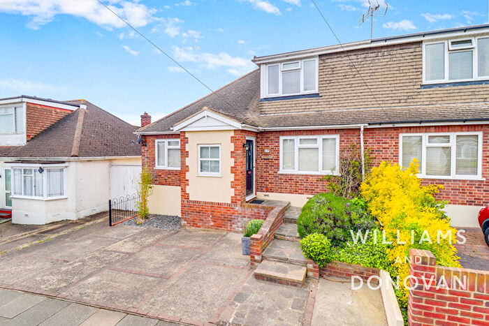 3 Bedroom Chalet For Sale In Orchard Grove, Eastwood, SS9