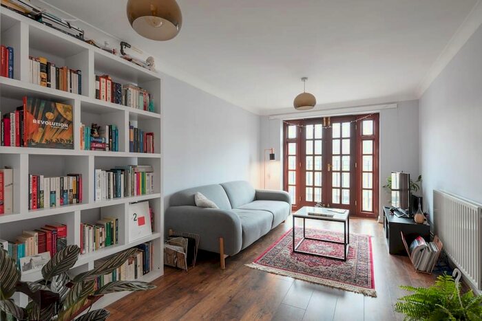 2 Bedroom Flat To Rent In Louisa Close, Hackney, Victoria Park, E9