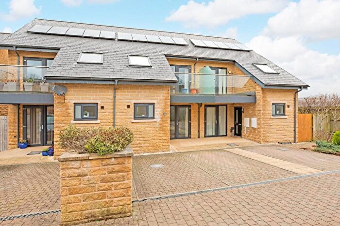 3 Bedroom Town House For Sale In Stansfield Close, Ilkley, LS29