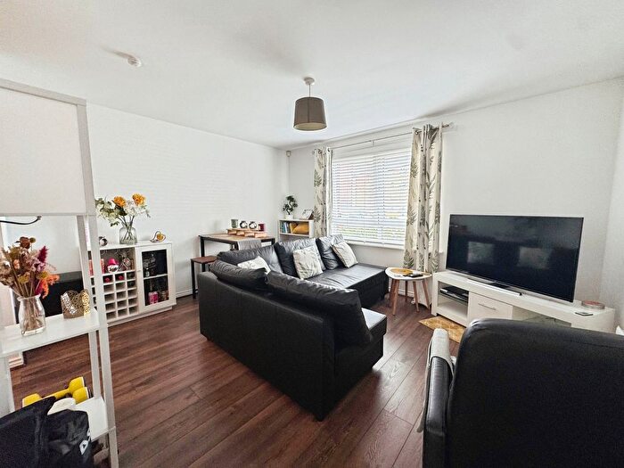 2 Bedroom Flat For Sale In Whimbrel Wynd, Renfrew, PA4