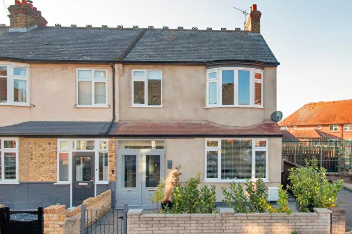 3 Bedroom End Of Terrace House For Sale In Pinnocks Avenue, Gravesend, Kent, DA11