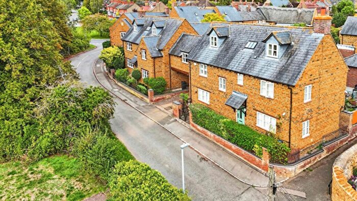 5 Bedroom Detached House For Sale In Aggate Way, Earls Barton, Northampton, Northamptonshire, NN6