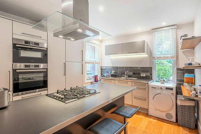 3 Bedroom Flat To Rent In Fitzjohns Avenue, Hampstead, London, NW3