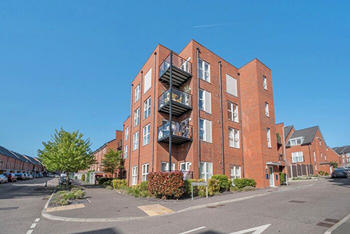2 Bedroom Flat For Sale In Oakes Crescent, Dartford, Kent, DA1