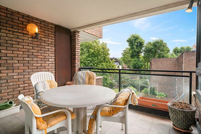 3 Bedroom Flat To Rent In Hall Road, London, NW8