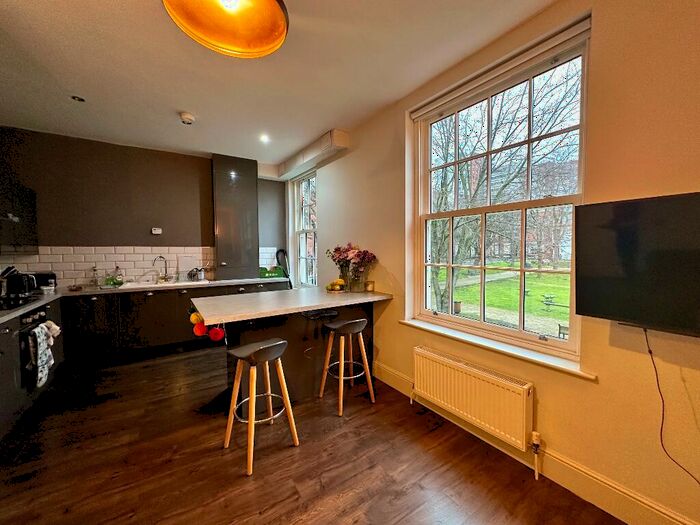 3 Bedroom Apartment To Rent In Queen Square, Leeds, West Yorkshire, LS2