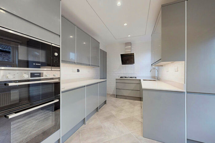 3 Bedroom Flat To Rent In North View Road, London, N8