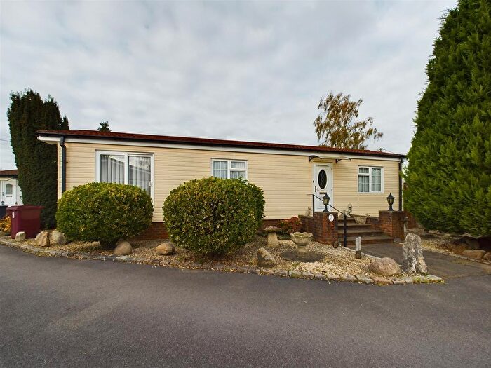 1 Bedroom Mobile/park Home For Sale In Scours Lane, Tilehurst, Reading, RG30