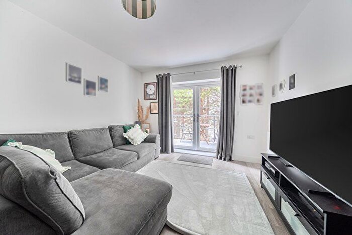 2 Bedroom Flat For Sale In Watermint Place, Bracknell, Berkshire, RG12