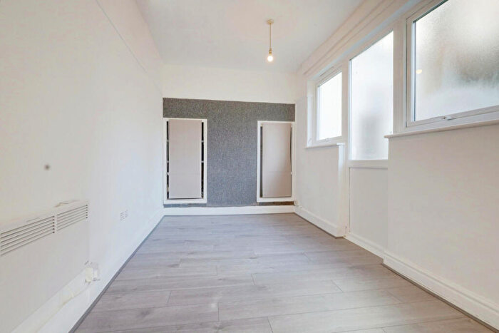 Studio To Rent In Leigh Road, Leigh-on-sea, SS9