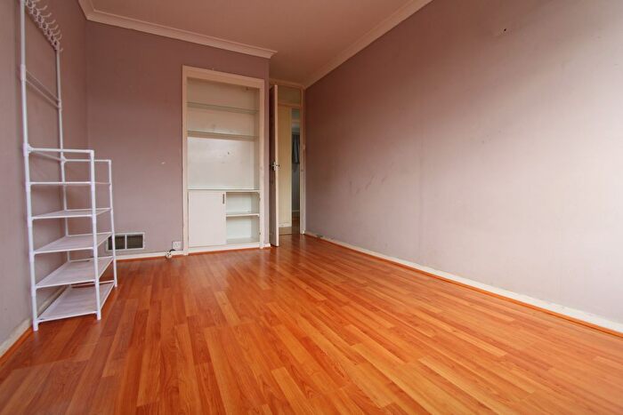 3 Bedroom Flat To Rent In Brumfield Road, West Ewell, KT19
