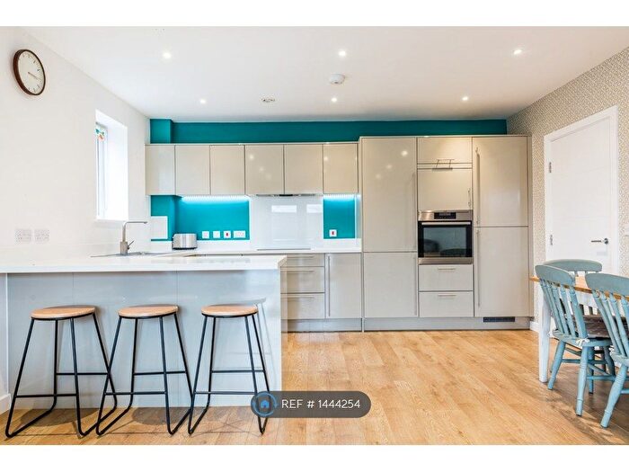 3 Bedroom Flat To Rent In Hainault Road, London, E11