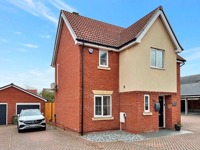 4 Bedroom Detached House To Rent In Warwick Crescent, Laindon, Essex, SS15