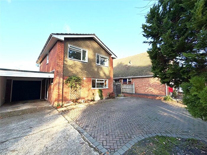 4 Bedroom Link Detached House For Sale In Barford Close, Fleet, Hampshire, GU51