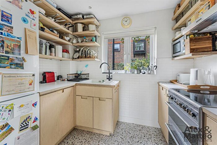2 Bedroom Flat For Sale In Somerford Way, Canada Water, SE16