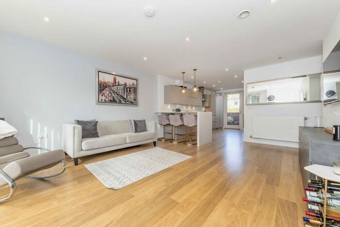 2 Bedroom Flat To Rent In Oldridge Road, London, SW12