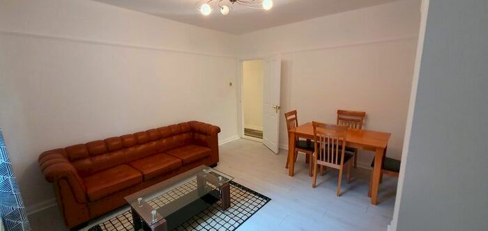 2 Bedroom Flat To Rent In Brewster Gardens, London, W10