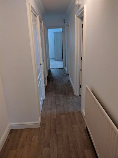 3 Bedroom Flat To Rent In Flat, Highview House, Queens Road, London, NW4