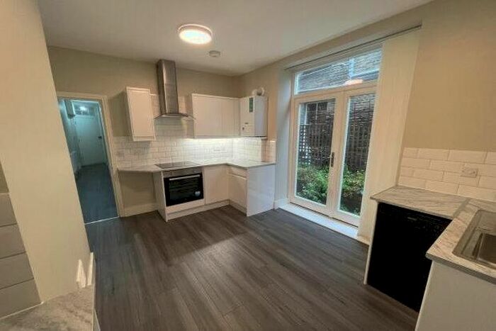 2 Bedroom Flat To Rent In Queenstown Road, London, SW8
