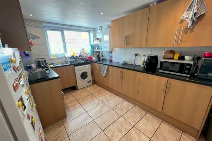 5 Bedroom Terraced House To Rent In Dogfield Street Cardiff, CF24