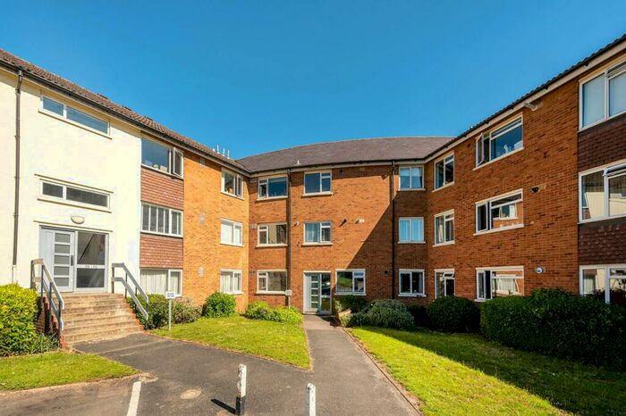 3 Bedroom Flat To Rent In Bishops Court, East Croydon, Croydon, CR0