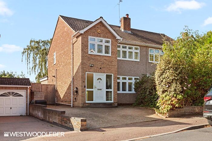 3 Bedroom Semi-Detached House For Sale In High Wood Road, Hoddesdon, EN11