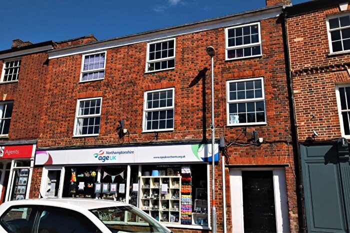 2 Bedroom Flat To Rent In Market Place, Brackley, Northamptonshire, NN13