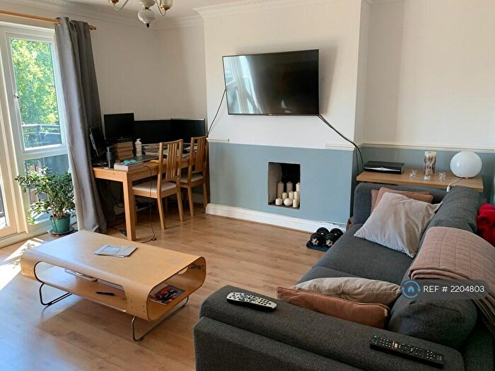 3 Bedroom Maisonette To Rent In Wenlock Court, London, N1