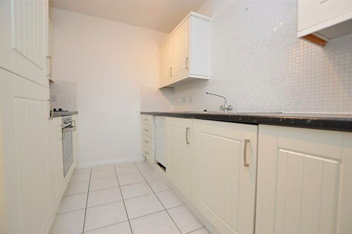 2 Bedroom Flat To Rent In Meadow Way, Caversham, Reading, RG4