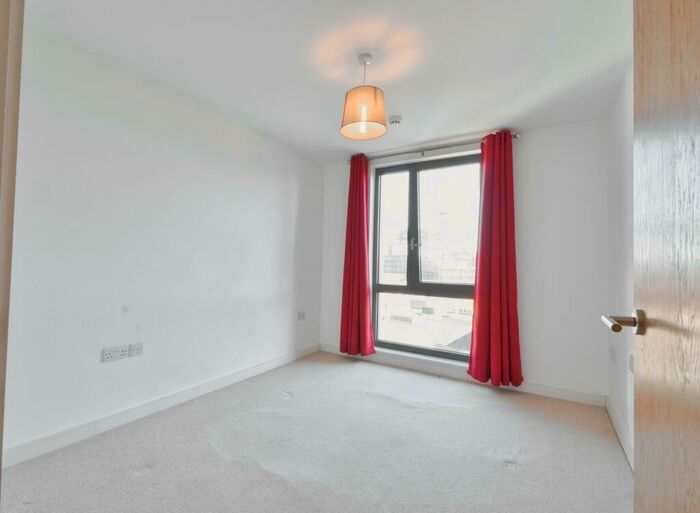 2 Bedroom Apartment To Rent In Queensway, Redhill, RH1