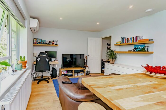 1 Bedroom Flat For Sale In Montana Close, South Croydon, CR2