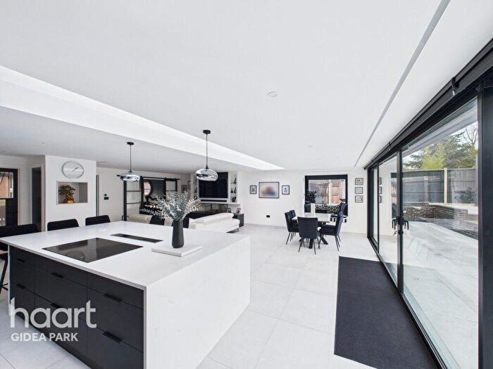 5 Bedroom Detached House For Sale In Dickens Way, Romford, RM1